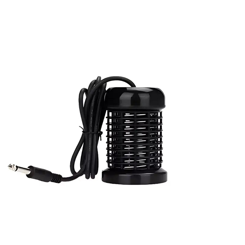Dispositivo eletrônico cilíndrico preto com um cabo e um plugue de áudio.
