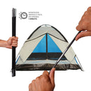 Barraca de camping com tecido azul e branco sendo montada por mãos que seguram as varas da barraca.