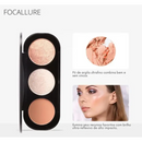 Paleta de maquiagem contendo três recipientes circulares com pós cosméticos de cores diferentes.