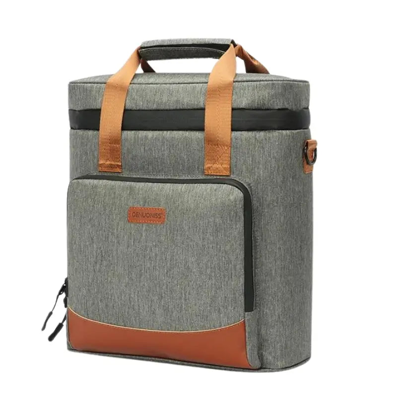 Bolsa térmica isolada com exterior em tecido cinza e detalhes em couro marrom.