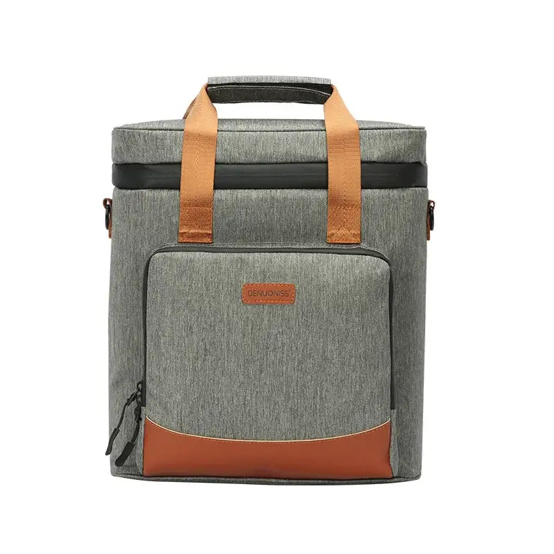 Bolsa térmica isolada cinza com detalhes em couro marrom e vários compartimentos.