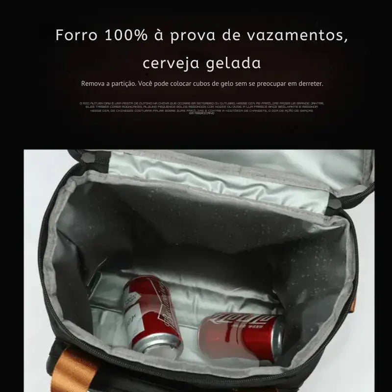 Bolsa térmica isolada com latas de cerveja gelada.