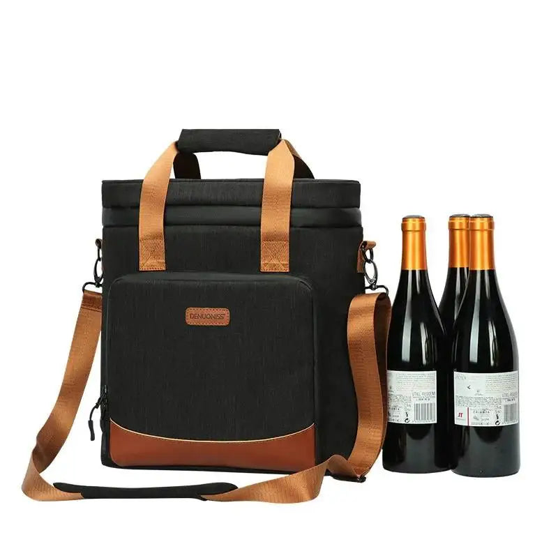 Bolsa isolada para transporte de vinho com alça de ombro e alças, mostrada ao lado de garrafas de vinho.