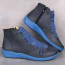 Par de tênis de cano alto com cabedal de couro cinza e sola e cadarços azuis brilhantes.