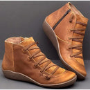 Par de botas de cano curto de couro com frente de cadarço e sola plana.