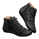 Par de botas pretas de couro com cadarço.