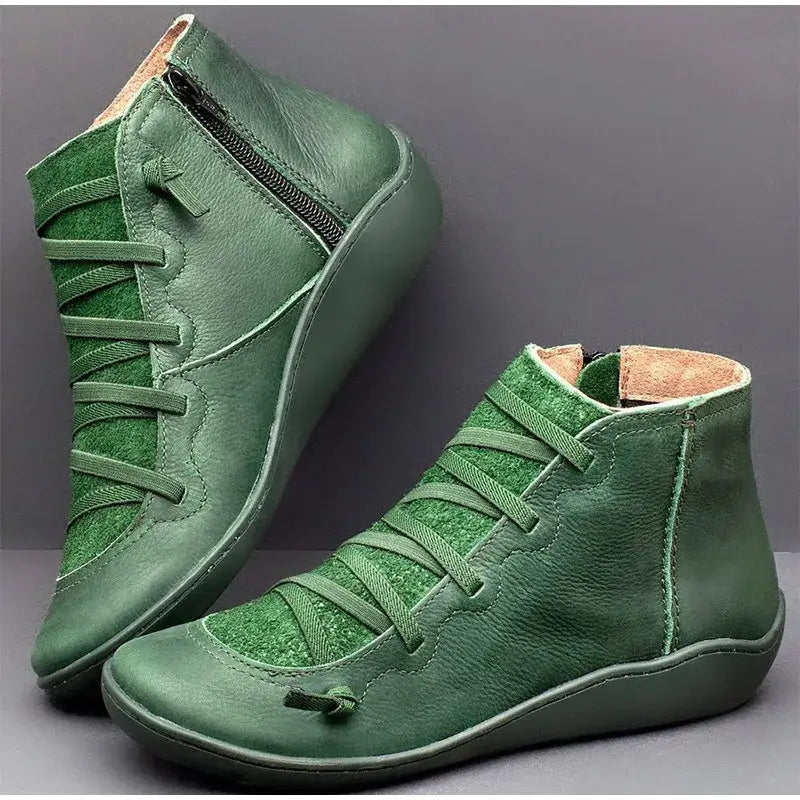 Botins de couro verde com fechamento frontal em cadarço e zíper lateral.
