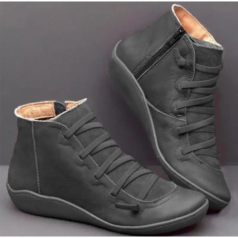 Par de ankle boots de couro preto com frentes de cadarço e forro interno marrom.