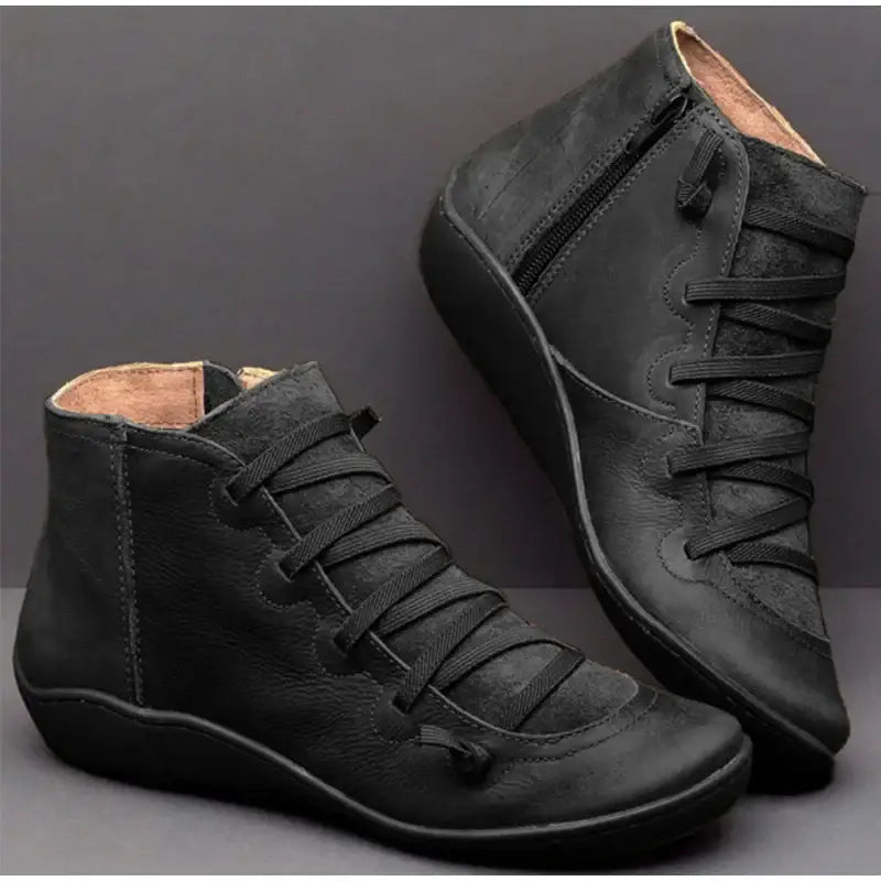 Par de ankle boots de couro preto com frente de cadarço.