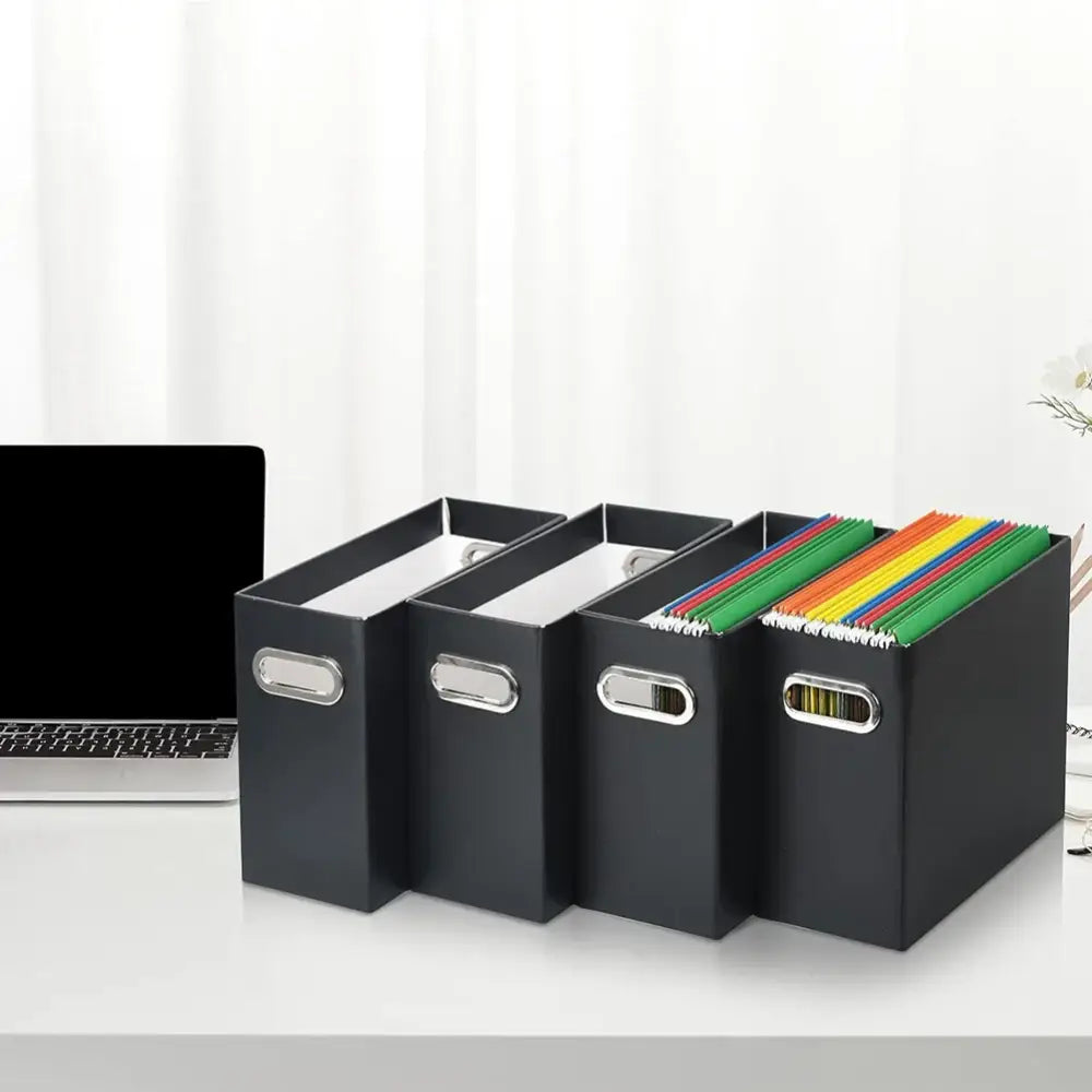 Conjunto de quatro caixas de armazenamento ou organizadores de arquivos pretos com porta-etiquetas.