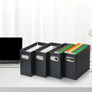 Conjunto de quatro caixas de armazenamento ou organizadores de arquivos pretos com porta-etiquetas.