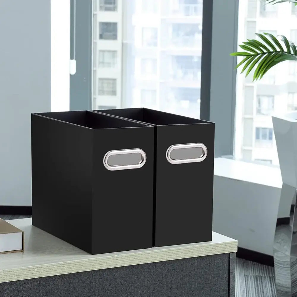 Duas caixas de armazenamento pretas com alças de metal.
