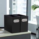 Duas caixas de armazenamento pretas com alças de metal.