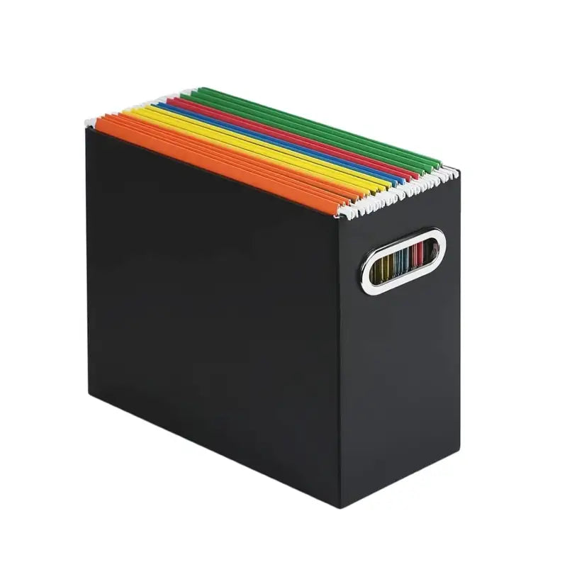 Caixa de arquivo preta contendo pastas de arquivo suspensas coloridas.