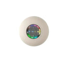 Dispositivo circular branco com uma lente ou sensor central colorido e iridescente.