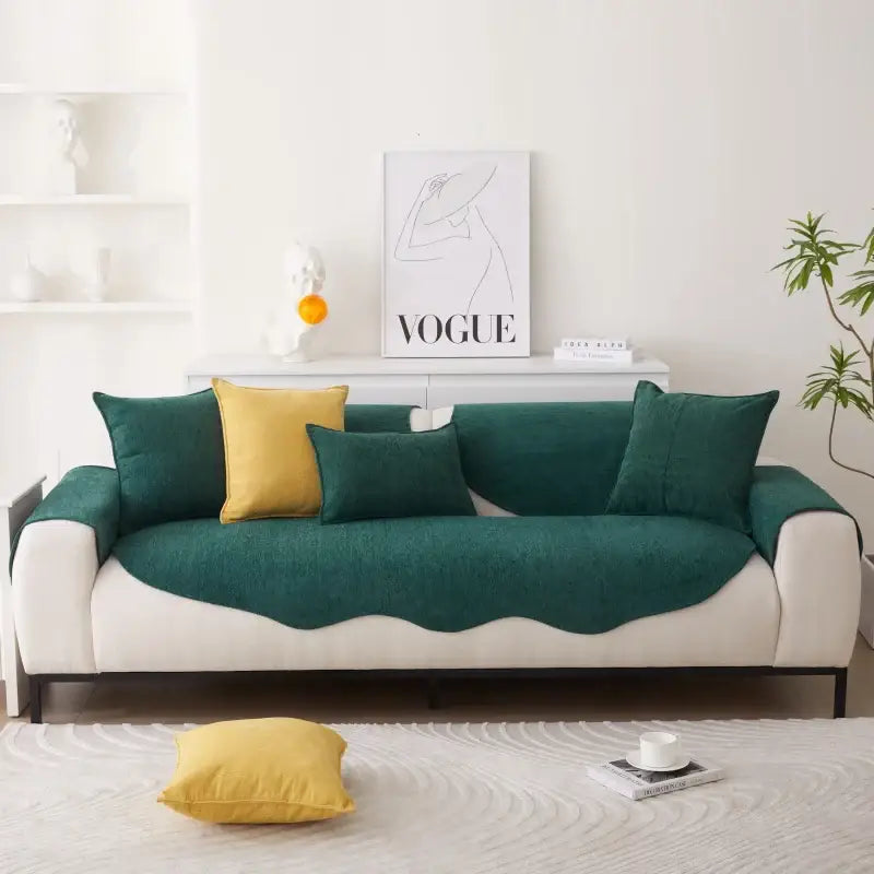 Sofá verde e branco com almofadas amarelas contrastantes.