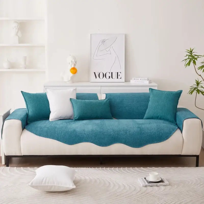 Sofá azul-petróleo e branco com almofadas decorativas.