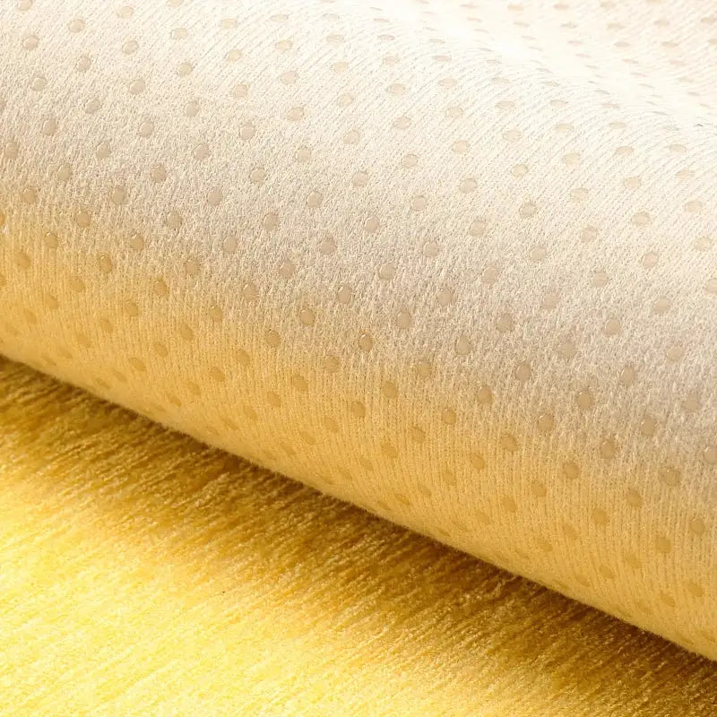 Rolo de tecido ou material têxtil macio, amarelo-dourado.