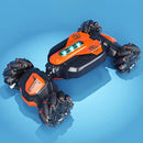 Carro de acrobacias futurista, laranja e preto, com controle remoto e rodas omnidirecionais.