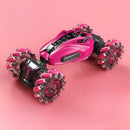 Carro de controle remoto rosa futurista com rodas esféricas omnidirecionais.