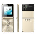 Telefone flip com design de tela dupla e câmeras traseiras duplas em um esquema de cores dourado.