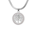 Colar com pingente de prata com o desenho de uma árvore da vida em uma moldura circular.
