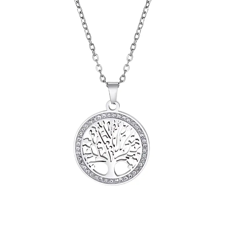 Colar com pingente de prata com o desenho de uma árvore da vida circundada por cristais.