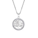 Colar com pingente de prata com o desenho de uma árvore da vida circundada por cristais.