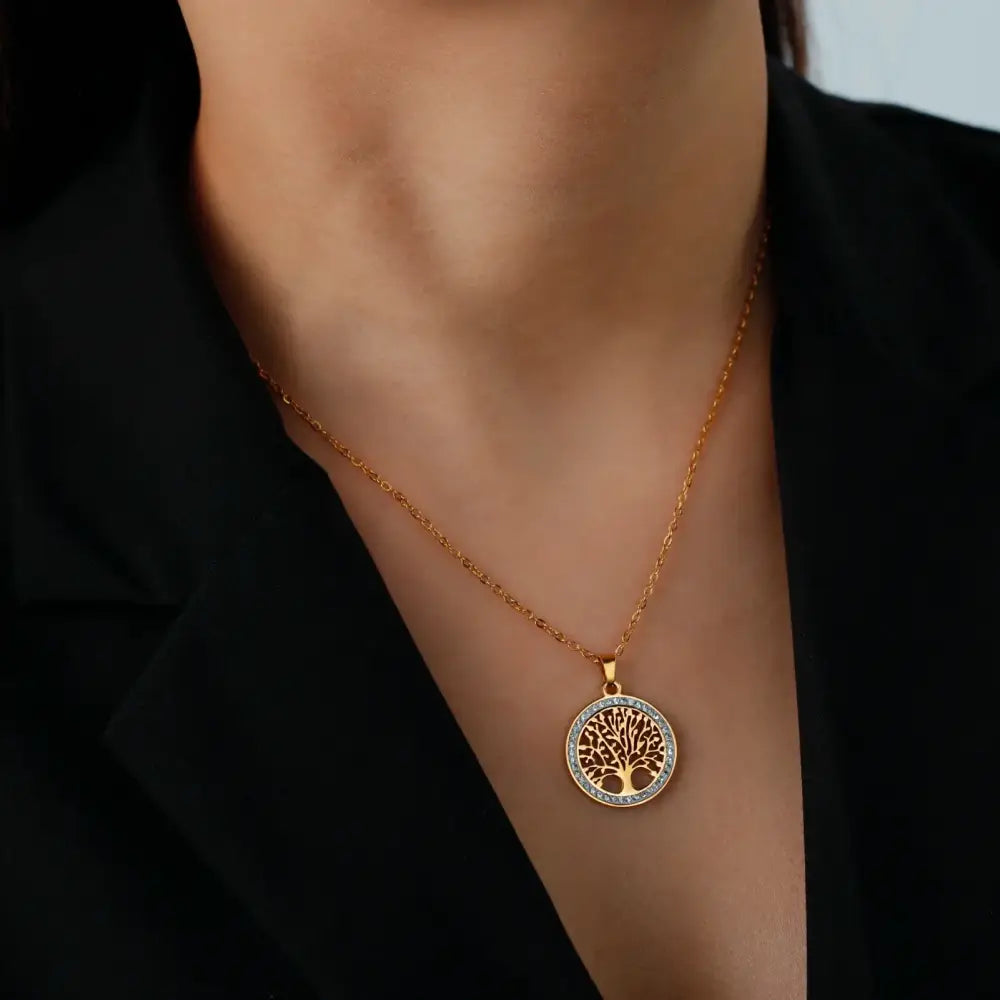 Colar com pingente de ouro com desenho circular da árvore da vida.