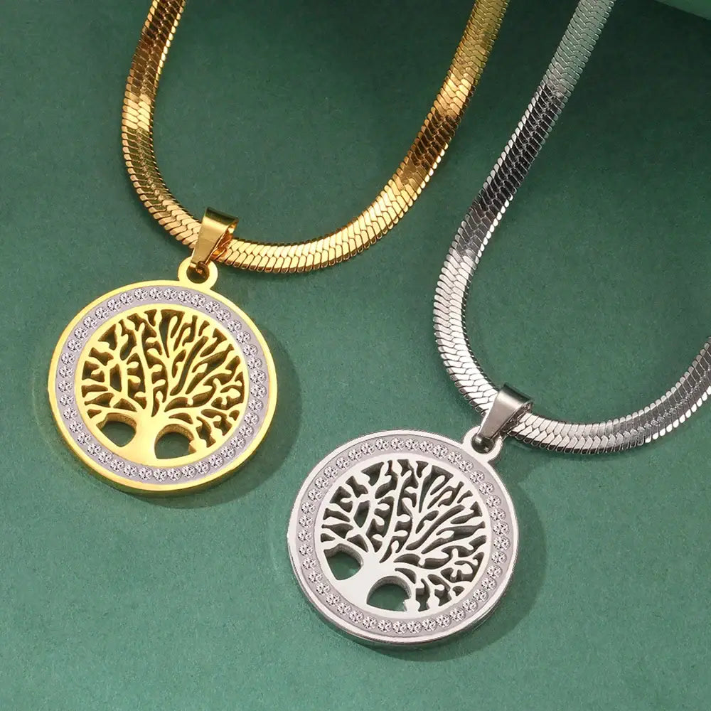 Dois colares com pingentes com desenhos circulares da árvore da vida, um em ouro e outro em prata.