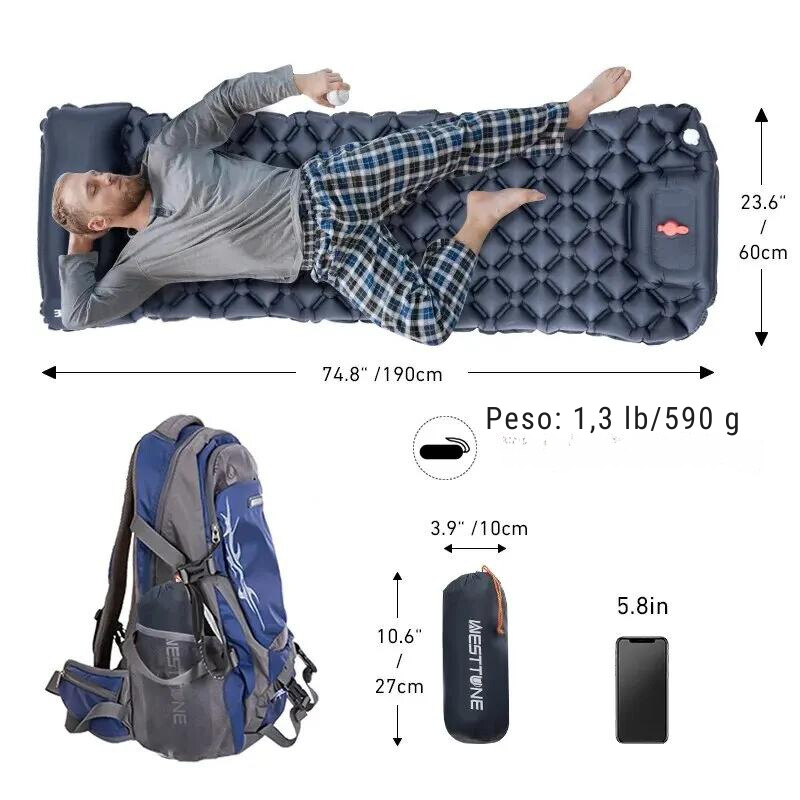 Almofada de dormir inflável para acampamento com uma pessoa demonstrando seu tamanho.