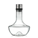 Decanter de vidro com base larga e tampa de metal.