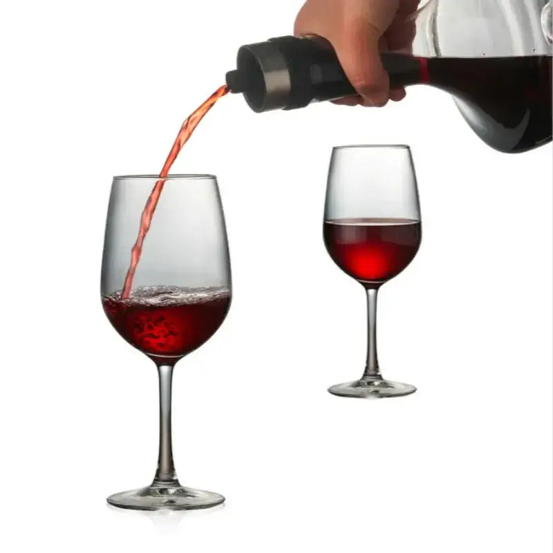 Aerador de vinho despejando vinho tinto em taças.