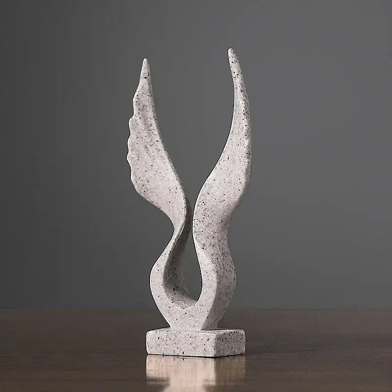 Escultura abstrata com duas formas curvadas e voltadas para cima que se entrelaçam em uma graciosa forma de espiral.