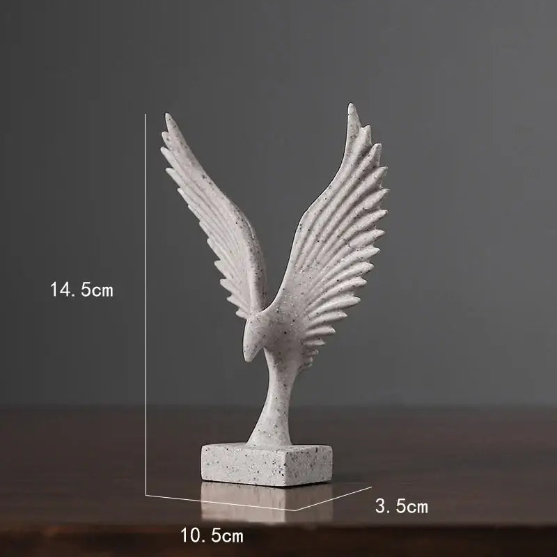 Escultura branca de um pássaro com asas estendidas.