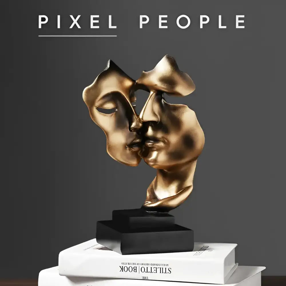 Escultura metálica dourada representando dois rostos abstratos que se fundem.