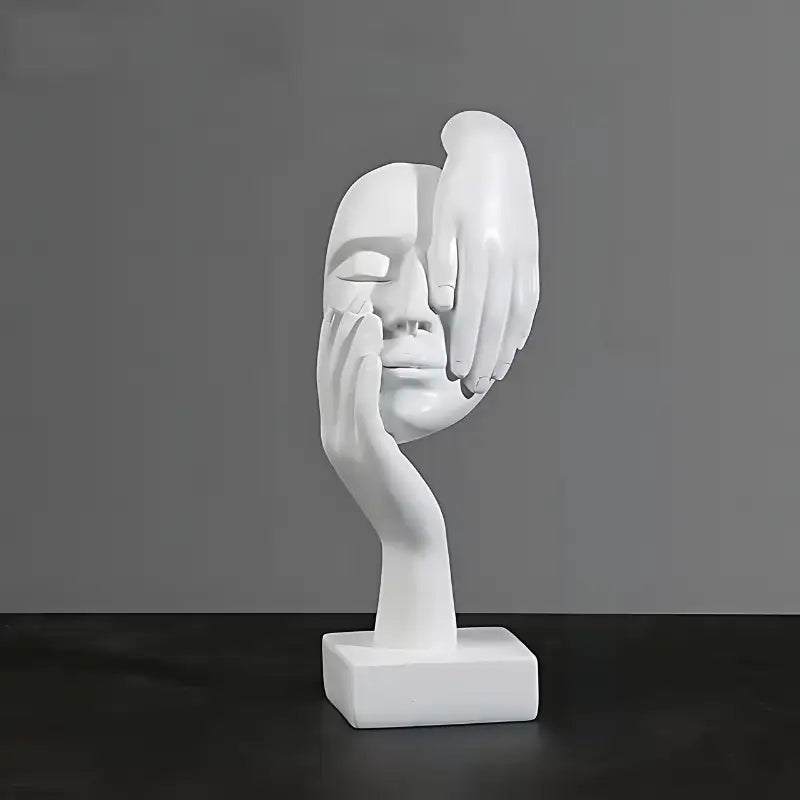 Busto escultural branco com uma mão cobrindo parcialmente o rosto.
