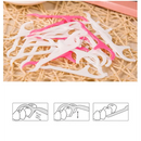 Uma pilha de elásticos brancos e rosa ou elásticos de cabelo.