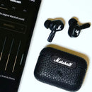 Fones de ouvido sem fio Marshall com seu estojo de carregamento.