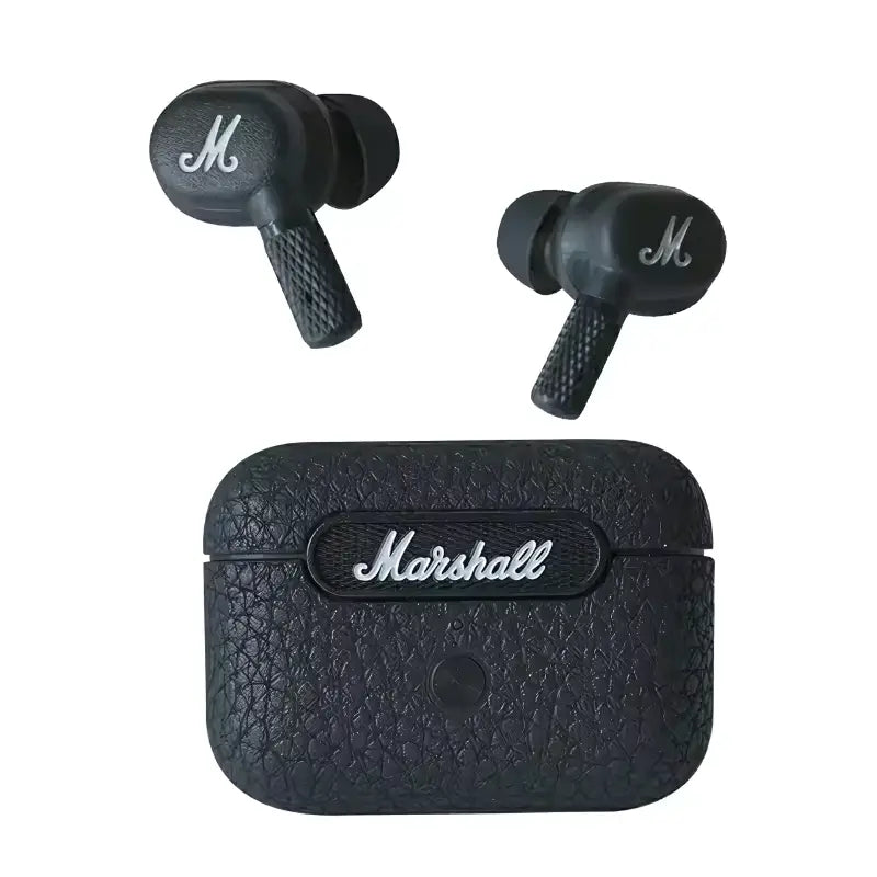 Um par de fones de ouvido sem fio pretos com um estojo de carregamento, com o logotipo da Marshall.
