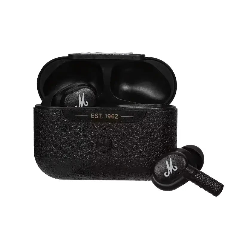Um par de fones de ouvido sem fio pretos em um estojo de carregamento texturizado com a gravação ’EST 1962’’.