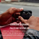 Fones de ouvido sem fio em um estojo de carregamento segurado pelas mãos.