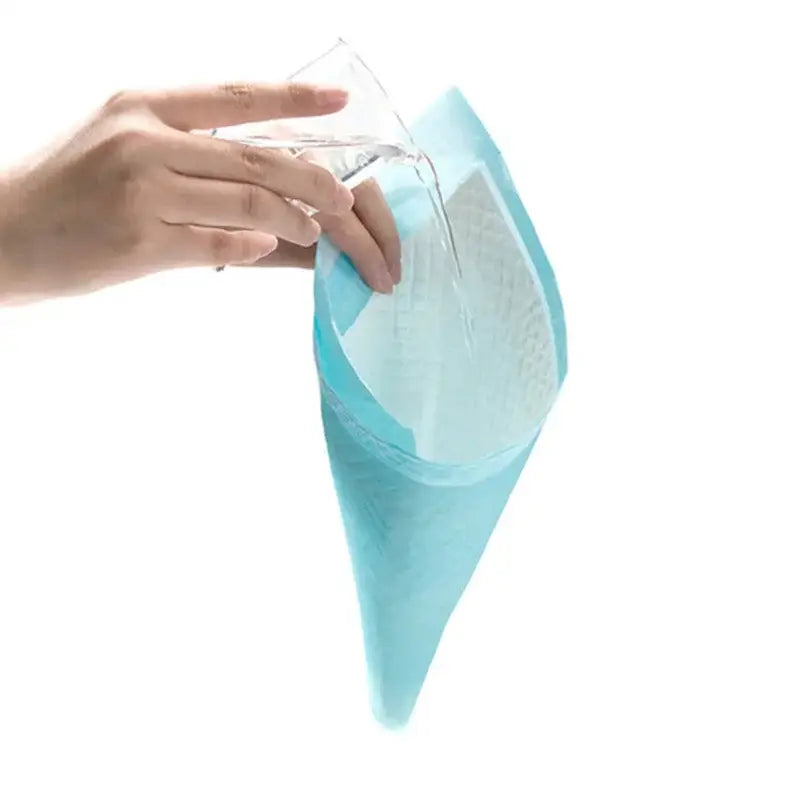 Saco de confeiteiro de silicone turquesa sendo preenchido com creme branco.