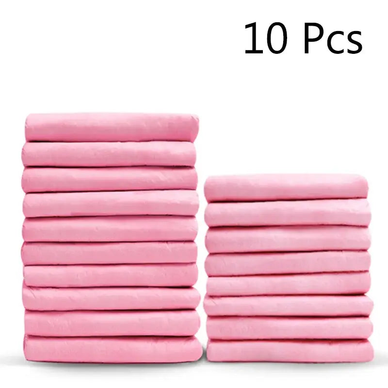 Pilha de panos ou toalhas de limpeza de microfibra rosa.