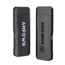 Duas unidades flash USB pretas com as marcas ’NAVCOM’ e ’GAME STICK’.