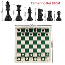 Jogo de xadrez com peças grandes e um tabuleiro padrão.