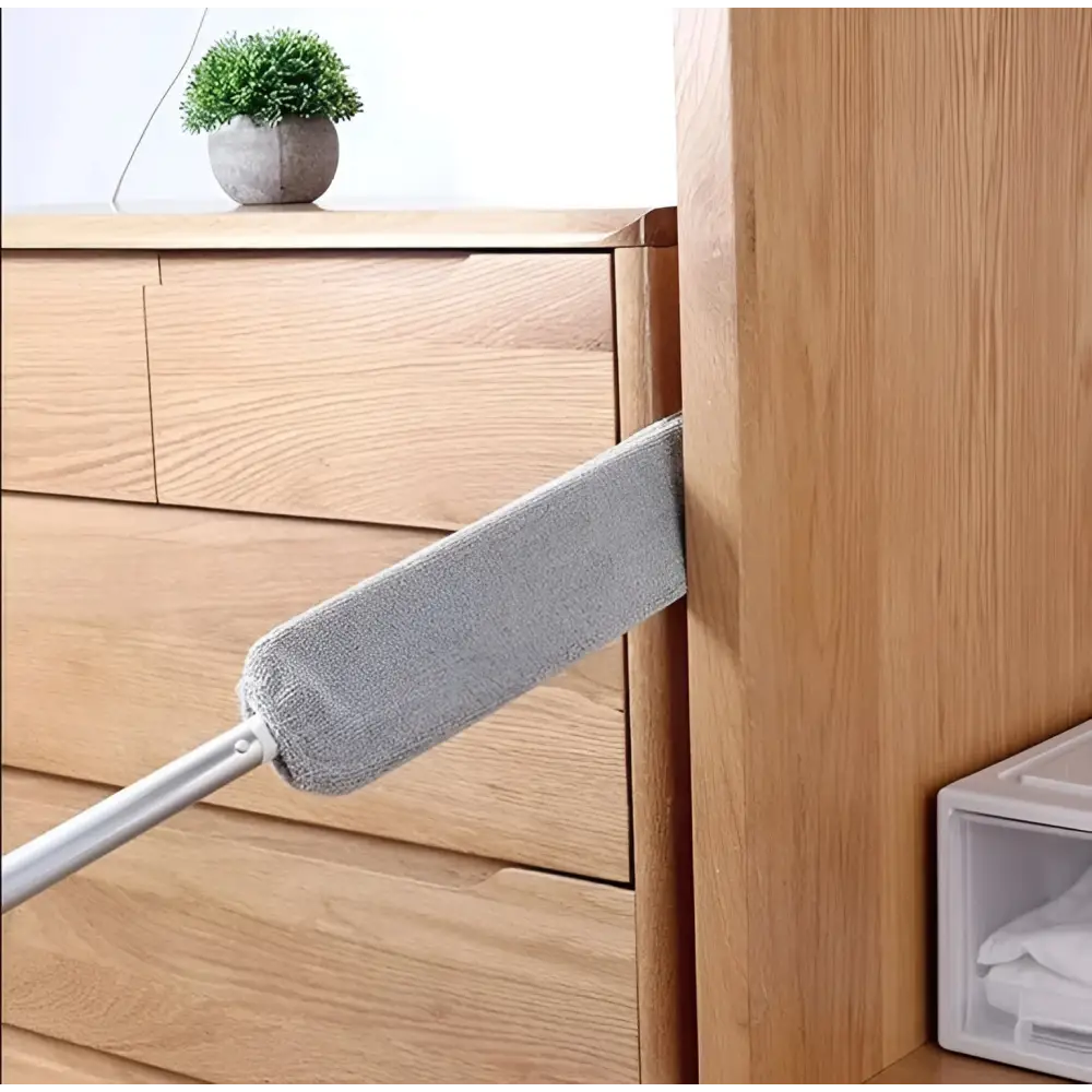 Espanador flexível com um cabo longo que alcança debaixo dos móveis.