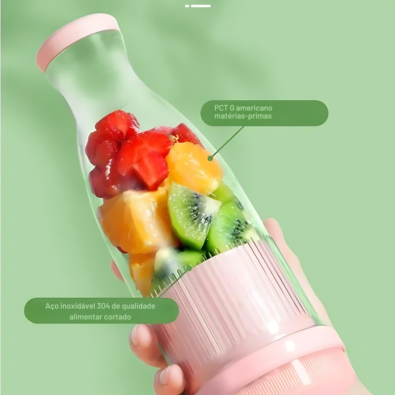 Garrafa transparente cheia de pedaços de frutas coloridas.