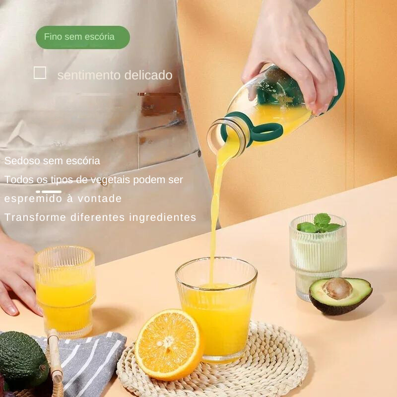 Uma mão despejando um líquido amarelo de uma garrafa de vidro em um copo em uma mesa com várias frutas e ingredientes.