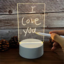 Placa de acrílico iluminada com a inscrição ’I love you’ (Eu te amo) em uma base circular.